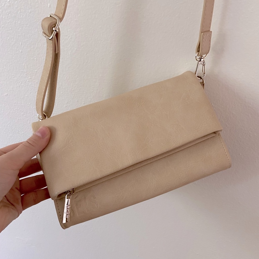 The Crossbody wallet by Beis